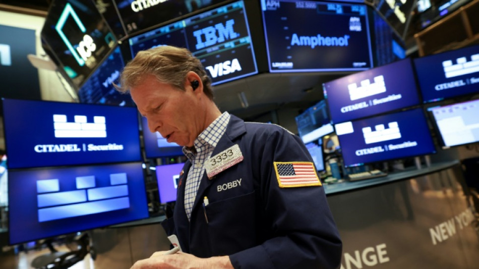 Wall Street sur une note contrast&eacute;e, scrute les r&eacute;sultats d'entreprises