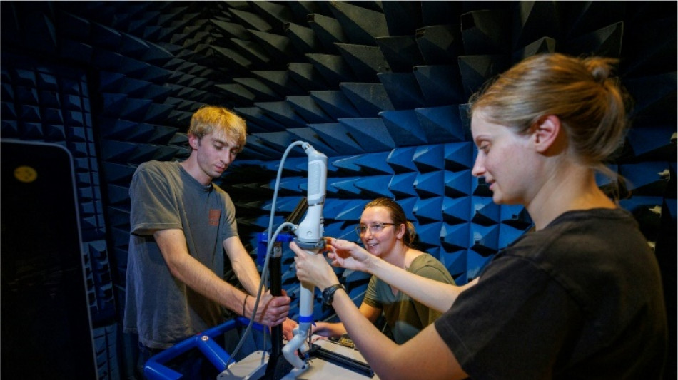 Unos cirujanos en la Tierra operan por primera vez un robot quir&uacute;rgico en la EEI