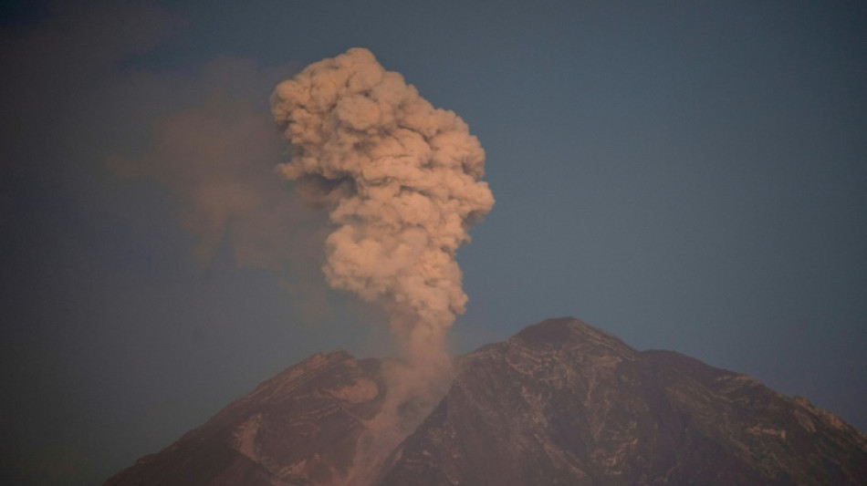 Siguen las evacuaciones en Indonesia por erupci&oacute;n del volc&aacute;n del Monte Semeru