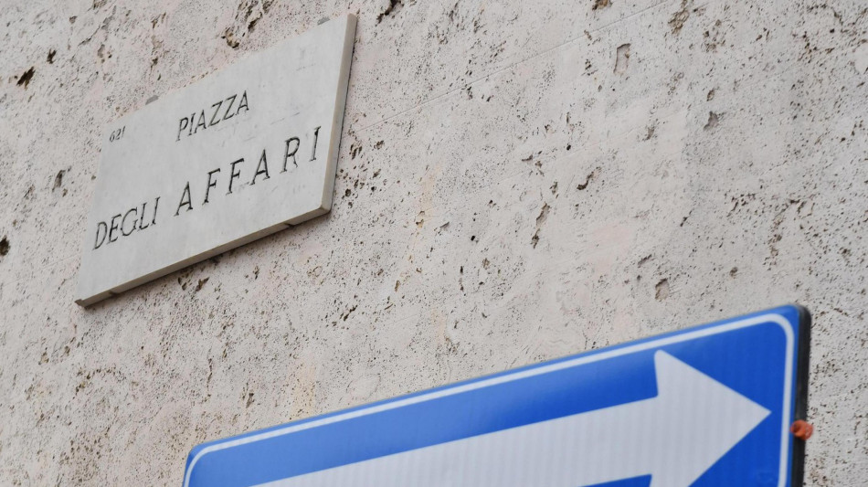 Borsa: Milano poco mossa (+0,05%), balzo di Mps, scivola Ferrari