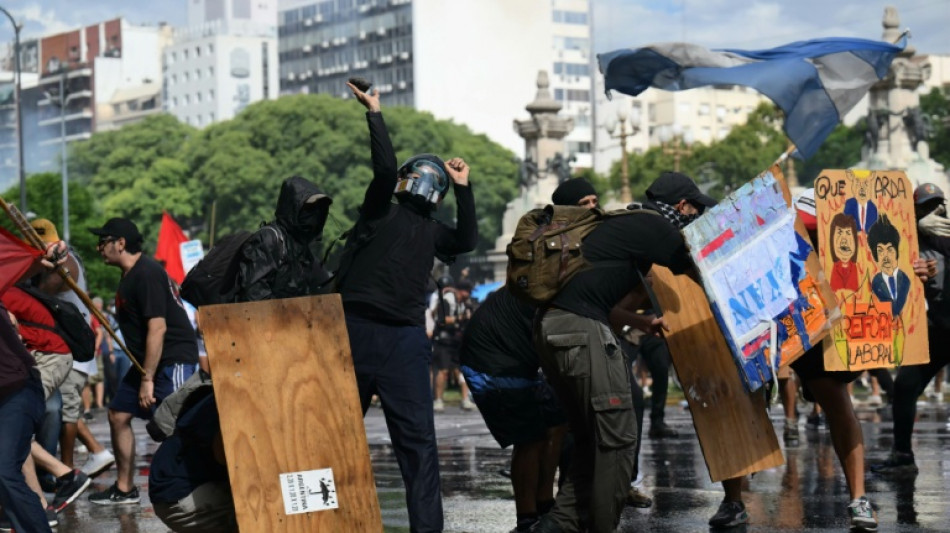 El gobierno argentino impulsa denuncias por terrorismo tras los incidentes frente al Congreso