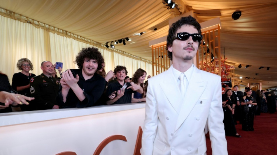 Sarah Burton faz refer&ecirc;ncia a Timoth&eacute;e Chalamet em sua estreia masculina para Givenchy