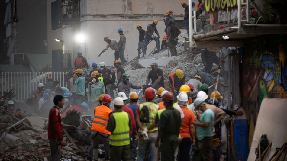 Venezuela, uomo e figlio adolescente salvati quattro giorni dopo il terremoto