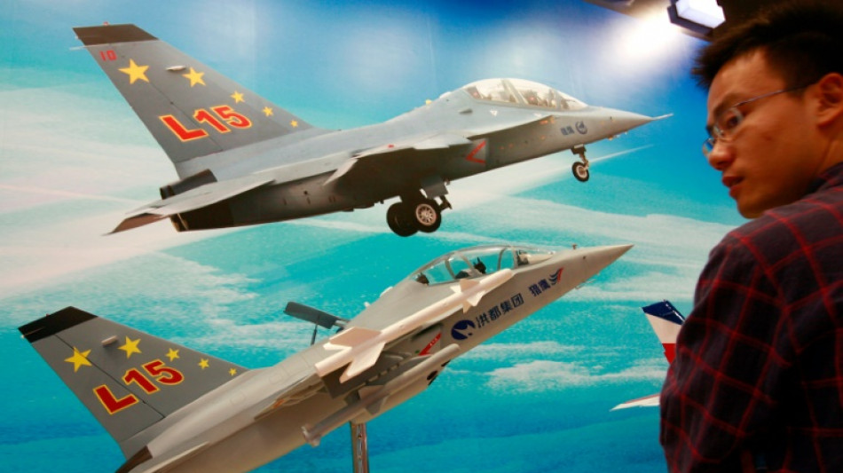 Los Emiratos quieren comprar aviones militares L15 Falcon a China