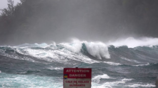 Le cyclone Batsirai longe l'île de la Réunion en alerte rouge, déjà 12 blessés