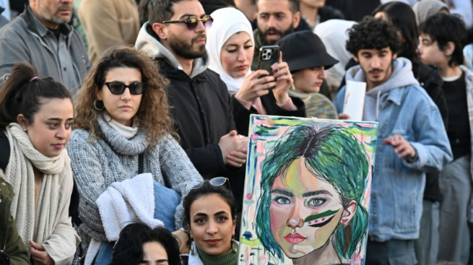 Centenas se manifestam na S&iacute;ria por democracia e direito das mulheres