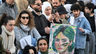 Centenas se manifestam na S&iacute;ria por democracia e direito das mulheres