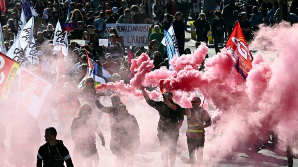 Sindicatos mantêm pressão na França antes de anúncio do orçamento