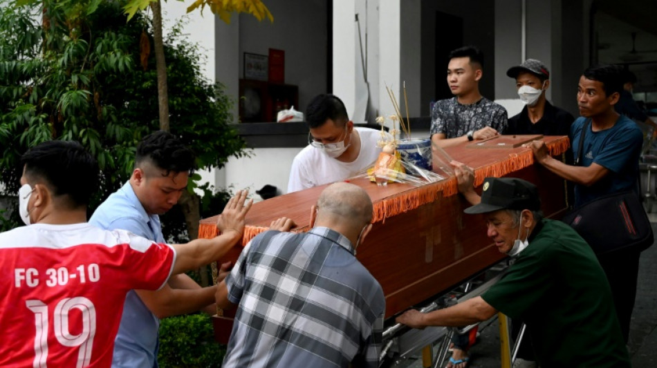 Naufrage dans la baie d'Halong: les larmes et l'angoisse des proches des passagers
